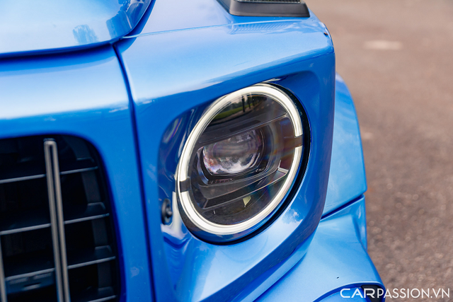 Phần bao quanh mặt ca-lăng được làm bằng chất liệu carbon với logo “Brabus” đặt phía trên. Ngoài ra, chiếc Brabus 800 này còn được lắp đặt thêm dải LED trên nóc cùng ốp nắp capo đều được làm từ chất liệu carbon.