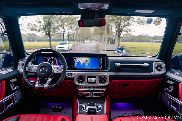 Trong khoang nội thất, chiếc xe được bọc da Nappa cao cấp với phối màu đỏ – đen kết hợp cùng nhiều chi tiết ốp carbon đầy thể thao. Vô-lăng dạng 3 chấu thiết kế quen thuộc của với chất liệu bọc da Alcantara và ốp carbon.