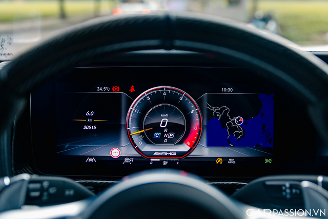 Ẩn sâu bên trong là cụm đồng hồ điện tử 12,3 inch có thể thay đổi khả năng hiển thị theo chế độ lái và hoặc tùy chỉnh theo ý muốn của người dùng.Một số trang bị khác bao gồm màn hình đôi kích thước 12,3 inch ở giữa bảng táp-lô, ô cửa gió điều hoà dạng tuabin, đèn viền nội thất 64 màu, loa Burmester, điều hòa tự động ba vùng, cửa sổ trời,...