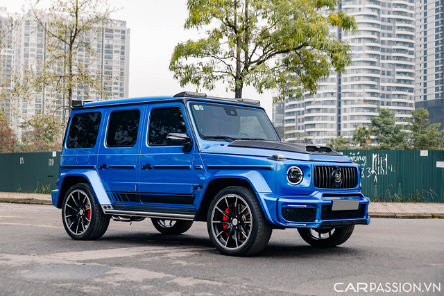 Mới đây, một chiếc SUV hạng sang Mercedes AMG G63 đã được chào bán tại Hà Nội với mức giá hơn 11 tỷ đồng sau khi lăn bánh hơn 3 vạn km. Đặc biệt hơn, chiếc G63 này đã được nâng cấp gói độ tới từ hãng Brabus cùng hệ thống bầu trời sao giống Rolls-Royce siêu sang.