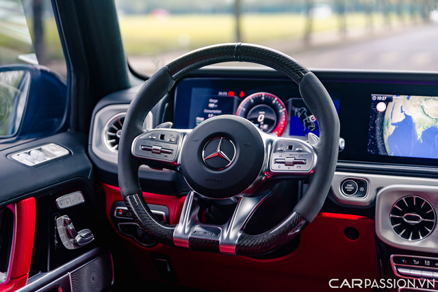 Những phím chức năng dạng cảm ứng, nút bấm xuất hiện đầy đủ trên vô-lăng như đàm thoại rảnh tay, ga tự động thích ứng, điều chỉnh âm lượng... cùng với đó là lẫy chuyển số phía sau.