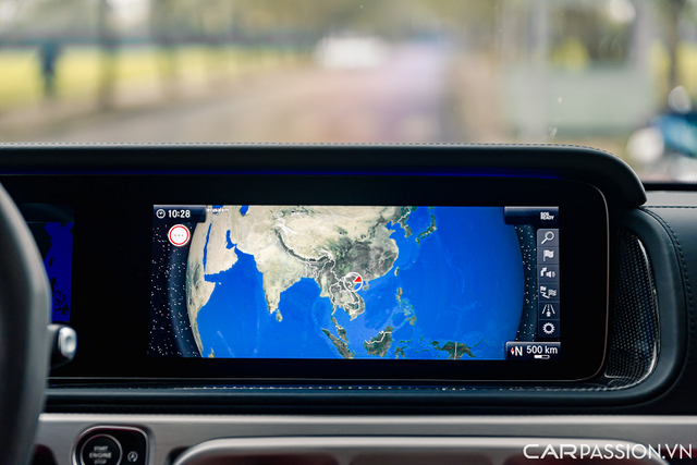 Hệ thống giải trí của chiếc G63 này là màn hình trung tâm 12,3 inch cỡ lớn cùng dàn âm thanh 16 loa Burmester cao cấp. Ngoài ra, xe được chủ nhân cũ độ thêm hệ thống đèn LED nhiều màu sắc trên trần xe giống như những mẫu siêu sang đến từ hãng xe Rolls-Royce.