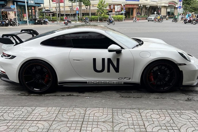 Cận cảnh Porsche 911 GT3 2022 hơn 16 tỷ của đại gia Đặng Lê Nguyên Vũ - Hình 2 Can canh Porsche 911 GT3 2022 hon 16 ty cua dai gia Dang Le Nguyen Vu-Hinh-2