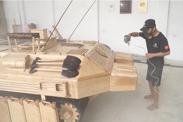 Tho moc Viet Nam che tao xe tang bang go chay dien doc nhat the gioi-Hinh-8