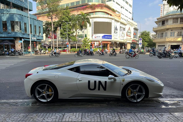 Đại gia Đặng Lê Nguyên Vũ lái xe tiền tỷ đi sắm Tết - Hình 3 Dai gia Dang Le Nguyen Vu lai xe tien ty di sam Tet-Hinh-3