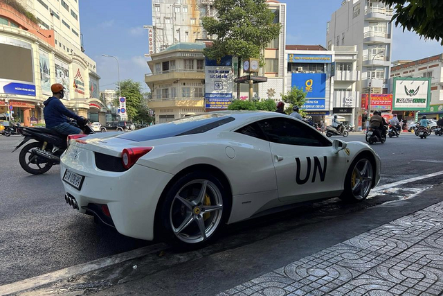 Đại gia Đặng Lê Nguyên Vũ lái xe tiền tỷ đi sắm Tết - Hình 4 Dai gia Dang Le Nguyen Vu lai xe tien ty di sam Tet-Hinh-4