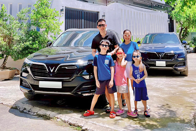 Vo chong Oc Thanh Van mua ca cap SUV dien VinFast VF9 2023-Hinh-8