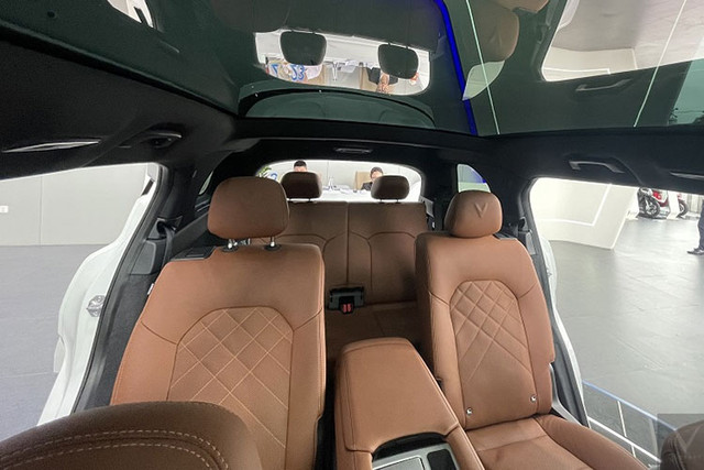 Vo chong Oc Thanh Van mua ca cap SUV dien VinFast VF9 2023-Hinh-5