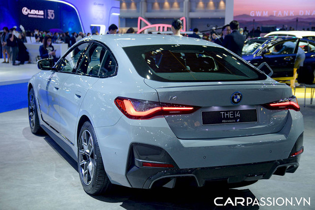 "Soi" chi tiết BMW i4 hơn 2,6 tỷ đồng sắp bán tại Việt Nam - Hình 4 Diện mạo hiện đại của xe được hiện đại hóa với những điểm nhấn màu xanh lam tinh tế ở đèn pha, lưới tản nhiệt, mặt bên và tấm chắn phía sau. Trong quá khứ, phong cách phối màu này thường xuyên được sử dụng trên những mẫu concept, mẫu xe điện hóa hiện đại đến từ thương hiệu BMW.