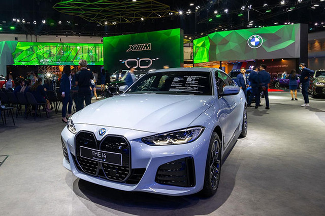 "Soi" chi tiết BMW i4 hơn 2,6 tỷ đồng sắp bán tại Việt Nam - Hình 11 Mức giá xe BMW i4 2023 phiên bản eDrive35 M Sport được bán từ 3,789 triệu baht (tương đương 2,6 tỷ đồng). Hiện có thông tin BMW i4 đã được THACO làm thủ tục thông quan trong tháng 2 vừa qua tại Việt Nam, chuẩn bị ra mắt chính thức trong thời gian sắp tới. Dự kiến phiên bản dành cho Việt Nam là eDrive40 cao cấp hơn bản Thái Lan.