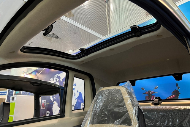 Cận cảnh ôtô điện Trung Quốc giá 100 triệu đồng tại Việt Nam - Hình 8 Can canh oto dien Trung Quoc gia 100 trieu dong tai Viet Nam-Hinh-8