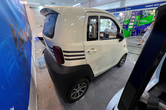 Cận cảnh ôtô điện Trung Quốc giá 100 triệu đồng tại Việt Nam - Hình 3 Can canh oto dien Trung Quoc gia 100 trieu dong tai Viet Nam-Hinh-3