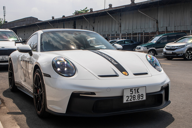 Cận cảnh Porsche 911 GT3 2022 hơn 16 tỷ của đại gia Đặng Lê Nguyên Vũ - Hình 9 Can canh Porsche 911 GT3 2022 hon 16 ty cua dai gia Dang Le Nguyen Vu-Hinh-9