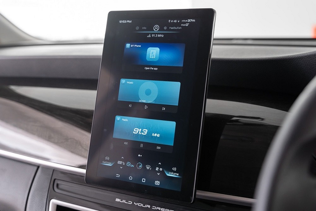 "Soi" MPV thuần điện BYD e6 2023 từ 784 triệu đồng Đông Nam Á - Hình 8 Cổng sạc của xe được đặt ở chắn bùn sau bên phải. Ở đằng sau, BYD e6 2023 được trang bị đèn hậu LED toàn phần, nối với nhau bằng nẹp mạ crôm ở giữa. Thêm vào đó là cánh gió mui tích hợp đèn phanh trên cao, anten vây cá mập và cần gạt nước ở kính chắn gió sau.