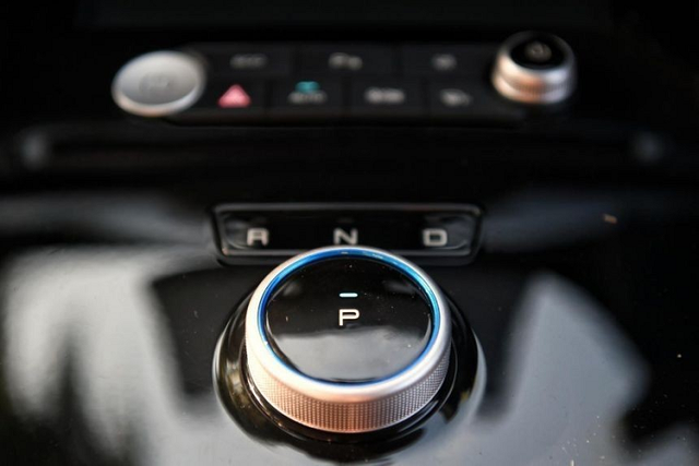 "Soi" MPV thuần điện BYD e6 2023 từ 784 triệu đồng Đông Nam Á - Hình 10 Ghế và vô lăng của xe đều được bọc da màu đen. Vô lăng có thể chỉnh 4 hướng và chỉ tích hợp một vài nút bấm. Phía sau vô lăng là bảng đồng hồ analog, tích hợp màn hình đa thông tin TFT 5 inch để hiển thị những thông tin cần thiết. Bên cạnh đó là màn hình cảm ứng trung tâm 10,1 inch được đặt nổi trên mặt táp-lô, có thể xoay ngang hoặc dọc và hỗ trợ kết nối Bluetooth.