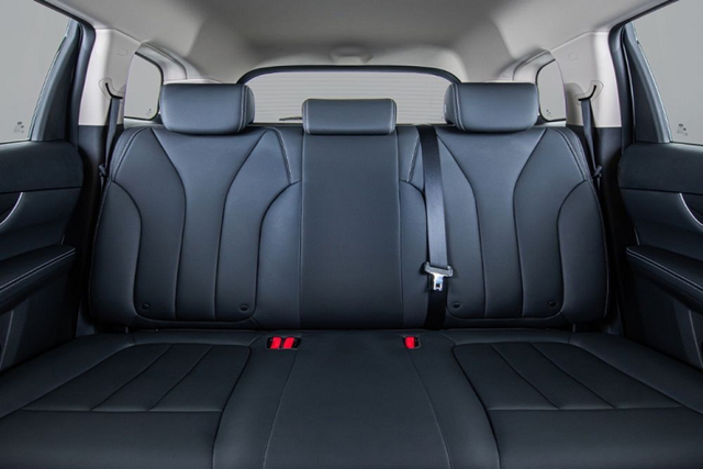 "Soi" MPV thuần điện BYD e6 2023 từ 784 triệu đồng Đông Nam Á - Hình 5 So với Mitsubishi Xpander đang bán tại Thái Lan, mẫu MPV thuần điện này có chiều dài cơ sở lớn hơn 25 mm. Nếu so với Toyota Veloz, BYD e6 2023 có chiều dài cơ sở nhỉnh hơn 50 mm. Là ôtô điện nên BYD e6 2023 có thiết kế ngoại thất mang phong cách tối giản.