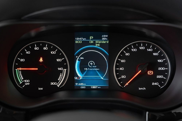 "Soi" MPV thuần điện BYD e6 2023 từ 784 triệu đồng Đông Nam Á - Hình 7 Chính giữa đầu xe là logo kiểu cũ của thương hiệu BYD. Vòng sang bên sườn, chúng ta sẽ bắt gặp đường dập gân nổi bật, kéo dài từ đèn pha đến đèn hậu. Bên cạnh đó là cửa mở thông thường thay vì cửa trượt, gương chiếu hậu sơn cùng màu thân xe, các cột màu đen và viền cửa sổ mạ crôm. Vành la-zăng của mẫu xe này có đường kính 17 inch với thiết kế 5 chấu kép, đi cùng lốp 215/55 R17.