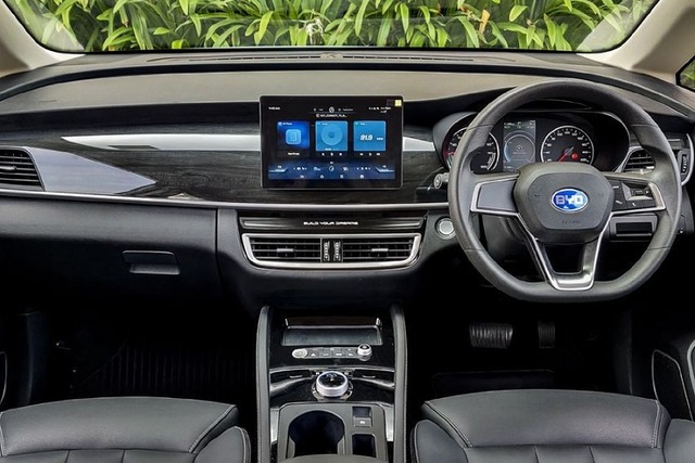 "Soi" MPV thuần điện BYD e6 2023 từ 784 triệu đồng Đông Nam Á - Hình 6 Mẫu MPV này được trang bị lưới tản nhiệt hình lục giác cỡ lớn với những mắt lưới đa điểm, hốc gió trung tâm hình thang rộng trên cản trước và nẹp mạ crôm nằm vắt ngang đầu xe. Ở hai góc cản trước còn có thêm khe gió giả hình tam giác, sơn màu đen. Đáng tiếc là BYD e6 2023 chỉ được trang bị đèn pha Halogen, đi kèm dải đèn LED định vị ban ngày.