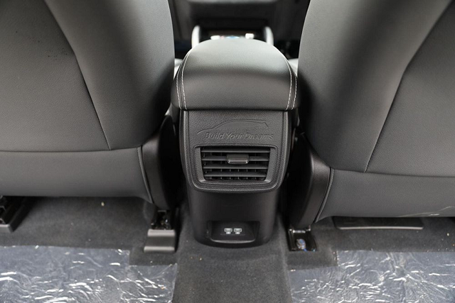 "Soi" MPV thuần điện BYD e6 2023 từ 784 triệu đồng Đông Nam Á - Hình 11 Ngoài ra, xe còn có 4 loa, cổng sạc 12V, núm xoay chuyển số, cửa gió điều hòa và 2 cổng USB cho hàng ghế sau. Khoang hành lý của xe khá rộng với thể tích 580 lít. Trong khi đó, trang bị an toàn của xe gồm có túi khí xung quanh nội thất, hệ thống cảnh báo áp suất lốp, camera lùi, 4 cảm biến lùi, kiểm soát lực kéo, cân bằng điện tử, phanh tay điện tử, hỗ trợ khởi hành ngang dốc và hỗ trợ xuống dốc.