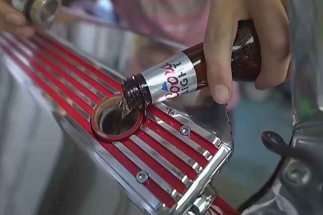 Chiếc môtô khủng có thể chạy bằng bia thay xăng - Hình 3 Chiec moto khung co the chay bang bia thay xang-Hinh-3