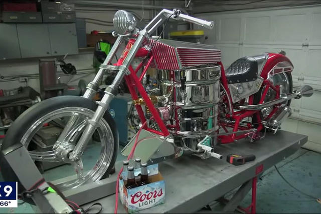 Chiếc môtô khủng có thể chạy bằng bia thay xăng Chiec moto khung co the chay bang bia thay xang