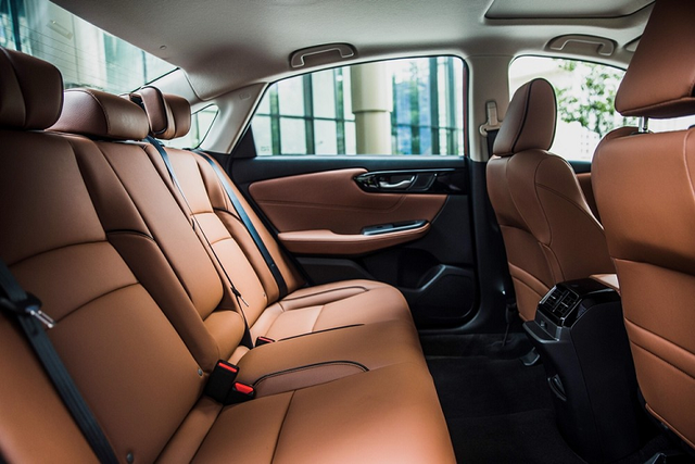 Ngoài ra, xe còn có chức năng cảnh báo biển báo giao thông TSR hệ thống nhận dạng thông minh, hệ thống kiểm soát hành trình chủ động ACC với chức năng bám đuôi ở tốc độ thấp LSF và hệ thống hiển thị điểm mù LWC giúp người lái dễ dàng đối phó với nhiều điều kiện đường xá phức tạp.