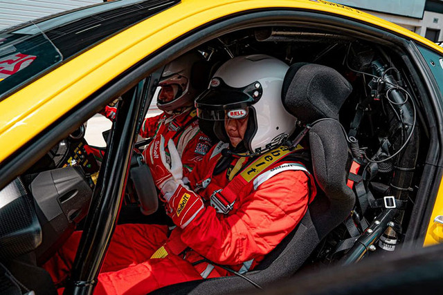 Cường Đô la trải nghiệm siêu xe đua Ferrari 488 Challenge - Hình 8 Cuong Do la trai nghiem sieu xe dua Ferrari 488 Challenge-Hinh-8