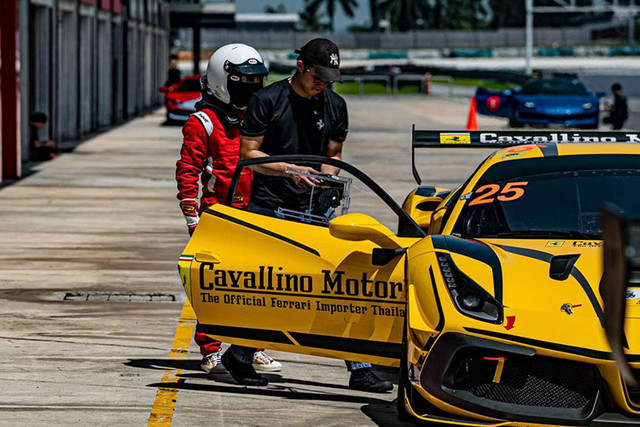 Cường Đô la trải nghiệm siêu xe đua Ferrari 488 Challenge - Hình 6 Cuong Do la trai nghiem sieu xe dua Ferrari 488 Challenge-Hinh-6