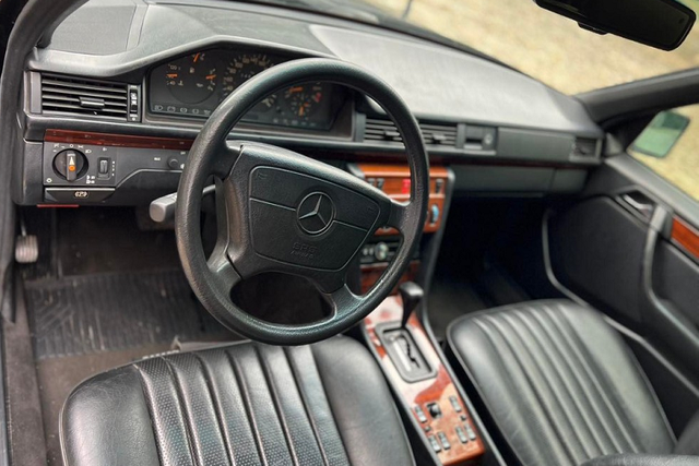 Đại gia Đặng Lê Nguyên Vũ mua cả cặp Mercedes-Benz Limousine 6 cửa độc nhất Việt Nam - Hình 6 Dai gia Dang Le Nguyen Vu mua ca cap Mercedes-Benz Limousine 6 cua doc nhat Viet Nam-Hinh-6