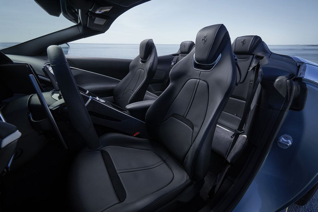 Ferrari Roma Spider 2024 mui trần mềm từ 280.000 USD có gì hay? - Hình 9 Ferrari Roma Spider 2024 mui tran mem tu 280.000 USD co gi hay?-Hinh-9
