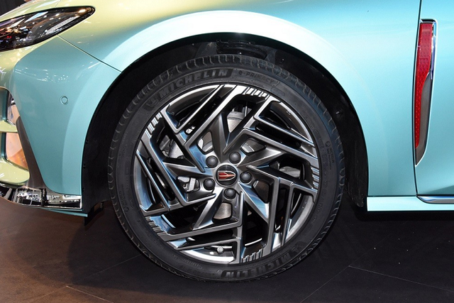 Can canh Hong Ky H6 2023 dam chat Porsche Panamera-Hinh-8