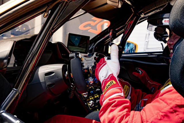 Cường Đô la trải nghiệm siêu xe đua Ferrari 488 Challenge - Hình 7 Cuong Do la trai nghiem sieu xe dua Ferrari 488 Challenge-Hinh-7