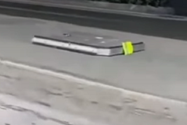 Oto dien roi ca mang pin khi dang chay tren duong-Hinh-4