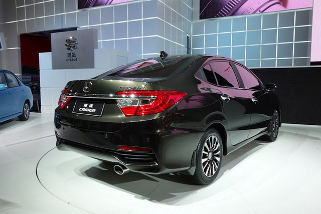 Tùy vào điều kiện đường thực tế, mà xe có thể chuyển đổi chế độ lái thông minh, mức tiêu thụ nhiên liệu 4,71 lít/100km. Ở Trung Quốc, khách hàng rất thích hàng ghế sau được kéo dài, đó là lý do để hãng xe Nhật Bản cho ra mắt Honda Crider.