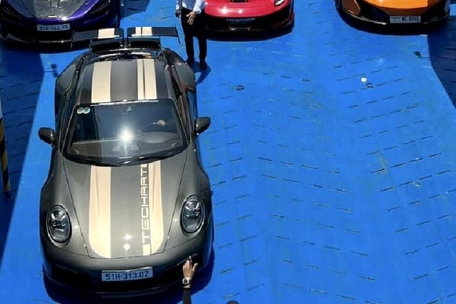 Choáng ngợp chuyến phà chở dàn siêu xe trăm tỷ của Hoàng Kim Khánh - Hình 3 Choang ngop chuyen pha cho dan sieu xe tram ty cua Hoang Kim Khanh-Hinh-3