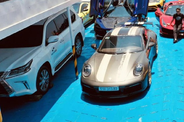 Choáng ngợp chuyến phà chở dàn siêu xe trăm tỷ của Hoàng Kim Khánh - Hình 4 Choang ngop chuyen pha cho dan sieu xe tram ty cua Hoang Kim Khanh-Hinh-4