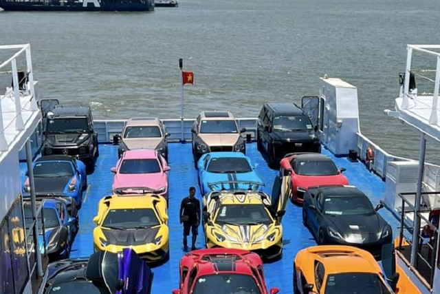 Choáng ngợp chuyến phà chở dàn siêu xe trăm tỷ của Hoàng Kim Khánh - Hình 2 Choang ngop chuyen pha cho dan sieu xe tram ty cua Hoang Kim Khanh-Hinh-2