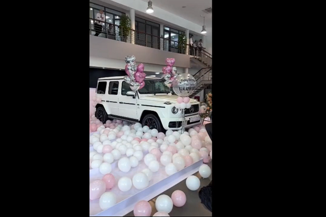 'Soái ca' chi hơn 11 tỷ mua xe sang G63 tặng sinh nhật vợ - Hình 5 'Soai ca' chi hon 11 ty mua xe sang G63 tang sinh nhat vo-Hinh-5