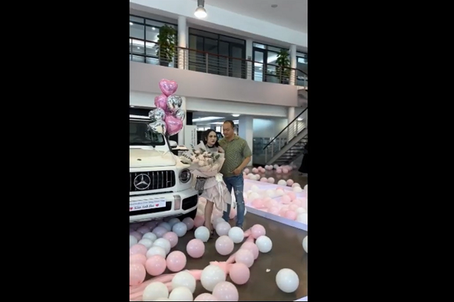 'Soái ca' chi hơn 11 tỷ mua xe sang G63 tặng sinh nhật vợ - Hình 6 'Soai ca' chi hon 11 ty mua xe sang G63 tang sinh nhat vo-Hinh-6