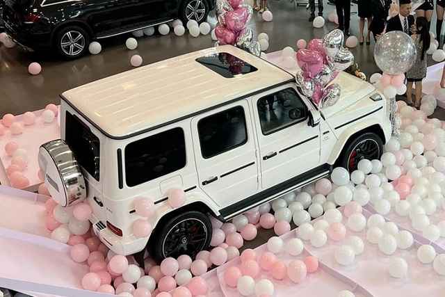'Soái ca' chi hơn 11 tỷ mua xe sang G63 tặng sinh nhật vợ - Hình 2 'Soai ca' chi hon 11 ty mua xe sang G63 tang sinh nhat vo-Hinh-2