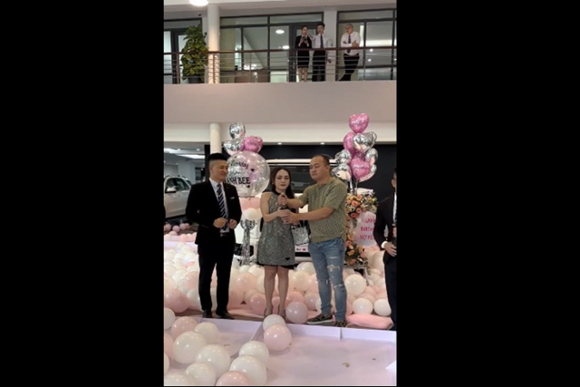 'Soái ca' chi hơn 11 tỷ mua xe sang G63 tặng sinh nhật vợ - Hình 7 'Soai ca' chi hon 11 ty mua xe sang G63 tang sinh nhat vo-Hinh-7