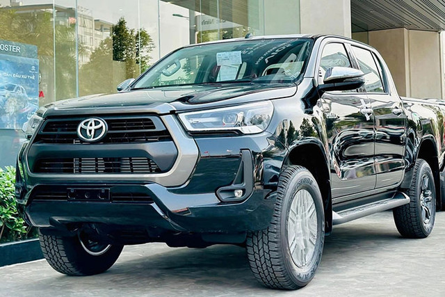 Cận cảnh Toyota Hilux 2023 tăng giá tới 178 triệu đồng tại Việt Nam Can canh Toyota Hilux 2023 tang gia toi 178 trieu dong tai Viet Nam