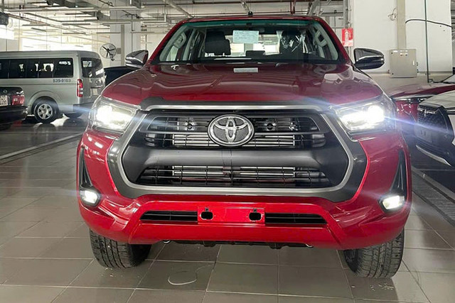 Cận cảnh Toyota Hilux 2023 tăng giá tới 178 triệu đồng tại Việt Nam - Hình 12 Can canh Toyota Hilux 2023 tang gia toi 178 trieu dong tai Viet Nam-Hinh-12