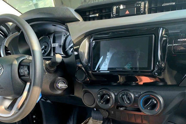 Cận cảnh Toyota Hilux 2023 tăng giá tới 178 triệu đồng tại Việt Nam - Hình 8 Can canh Toyota Hilux 2023 tang gia toi 178 trieu dong tai Viet Nam-Hinh-8