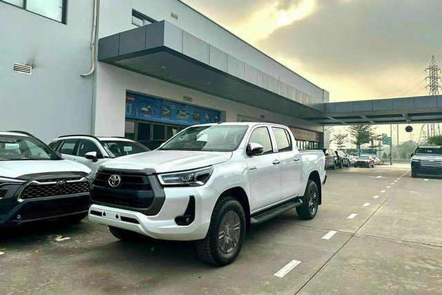 Cận cảnh Toyota Hilux 2023 tăng giá tới 178 triệu đồng tại Việt Nam - Hình 3 Can canh Toyota Hilux 2023 tang gia toi 178 trieu dong tai Viet Nam-Hinh-3