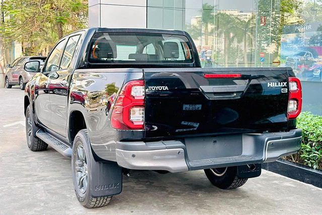 Cận cảnh Toyota Hilux 2023 tăng giá tới 178 triệu đồng tại Việt Nam - Hình 2 Can canh Toyota Hilux 2023 tang gia toi 178 trieu dong tai Viet Nam-Hinh-2