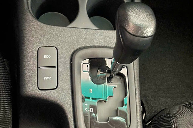 Cận cảnh Toyota Hilux 2023 tăng giá tới 178 triệu đồng tại Việt Nam - Hình 10 Can canh Toyota Hilux 2023 tang gia toi 178 trieu dong tai Viet Nam-Hinh-10