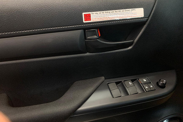 Cận cảnh Toyota Hilux 2023 tăng giá tới 178 triệu đồng tại Việt Nam - Hình 9 Can canh Toyota Hilux 2023 tang gia toi 178 trieu dong tai Viet Nam-Hinh-9