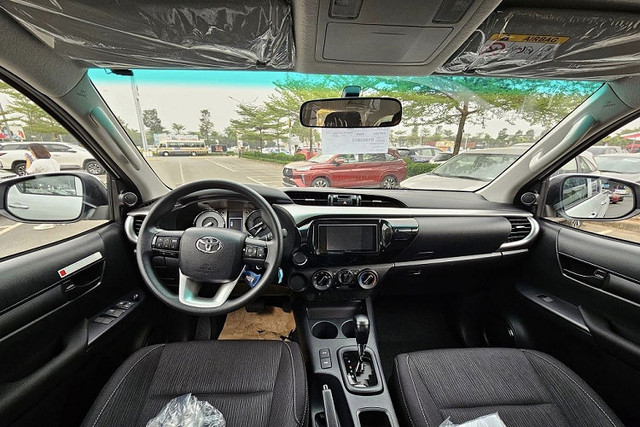 Cận cảnh Toyota Hilux 2023 tăng giá tới 178 triệu đồng tại Việt Nam - Hình 6 Can canh Toyota Hilux 2023 tang gia toi 178 trieu dong tai Viet Nam-Hinh-6