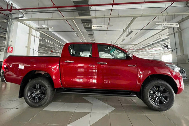 Cận cảnh Toyota Hilux 2023 tăng giá tới 178 triệu đồng tại Việt Nam - Hình 11 Can canh Toyota Hilux 2023 tang gia toi 178 trieu dong tai Viet Nam-Hinh-11